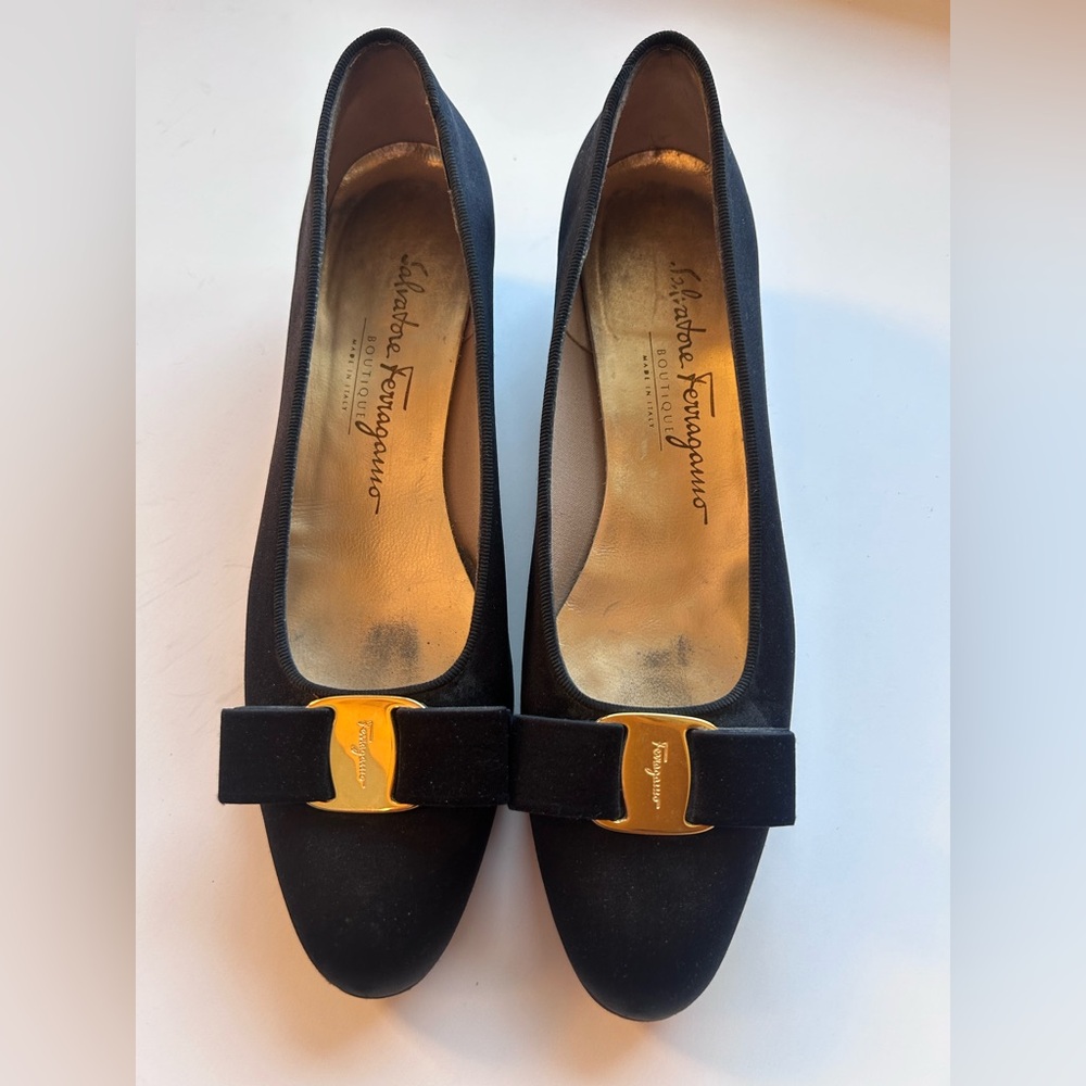 SALVATORE FERRAGAMO Vara Bow Satin Pumps 7.5 AA